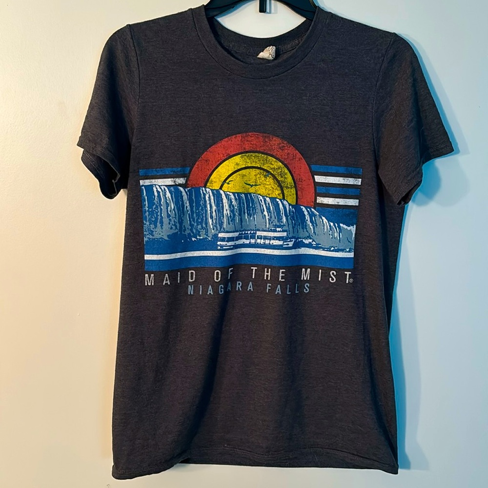 Made of the mist graphic tee, Niagara Falls size small